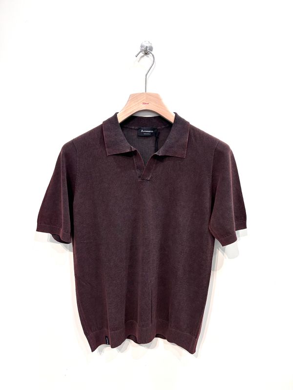 Polo derby calata in crepe di cotone leggero, trattamento dark wash. Col. Sequoia