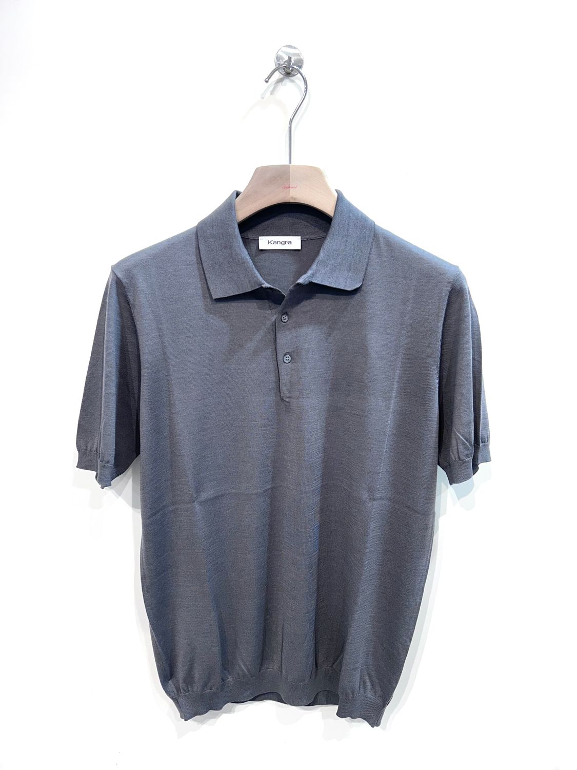 Polo a manica corta in maglieria calata in seta e cotone. Col. Alluminio