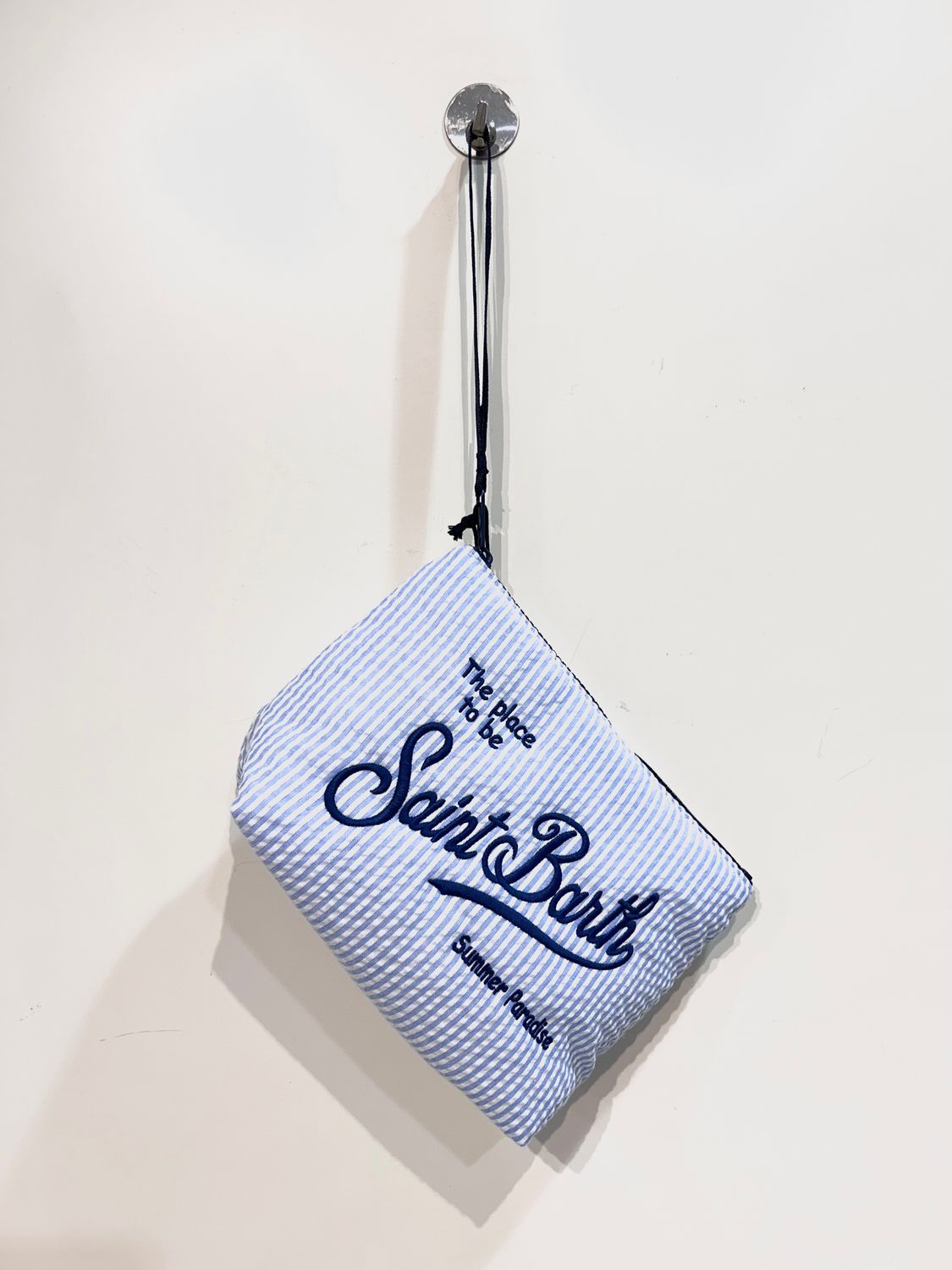 Pochette rigata ricamata. Col. Azzurro