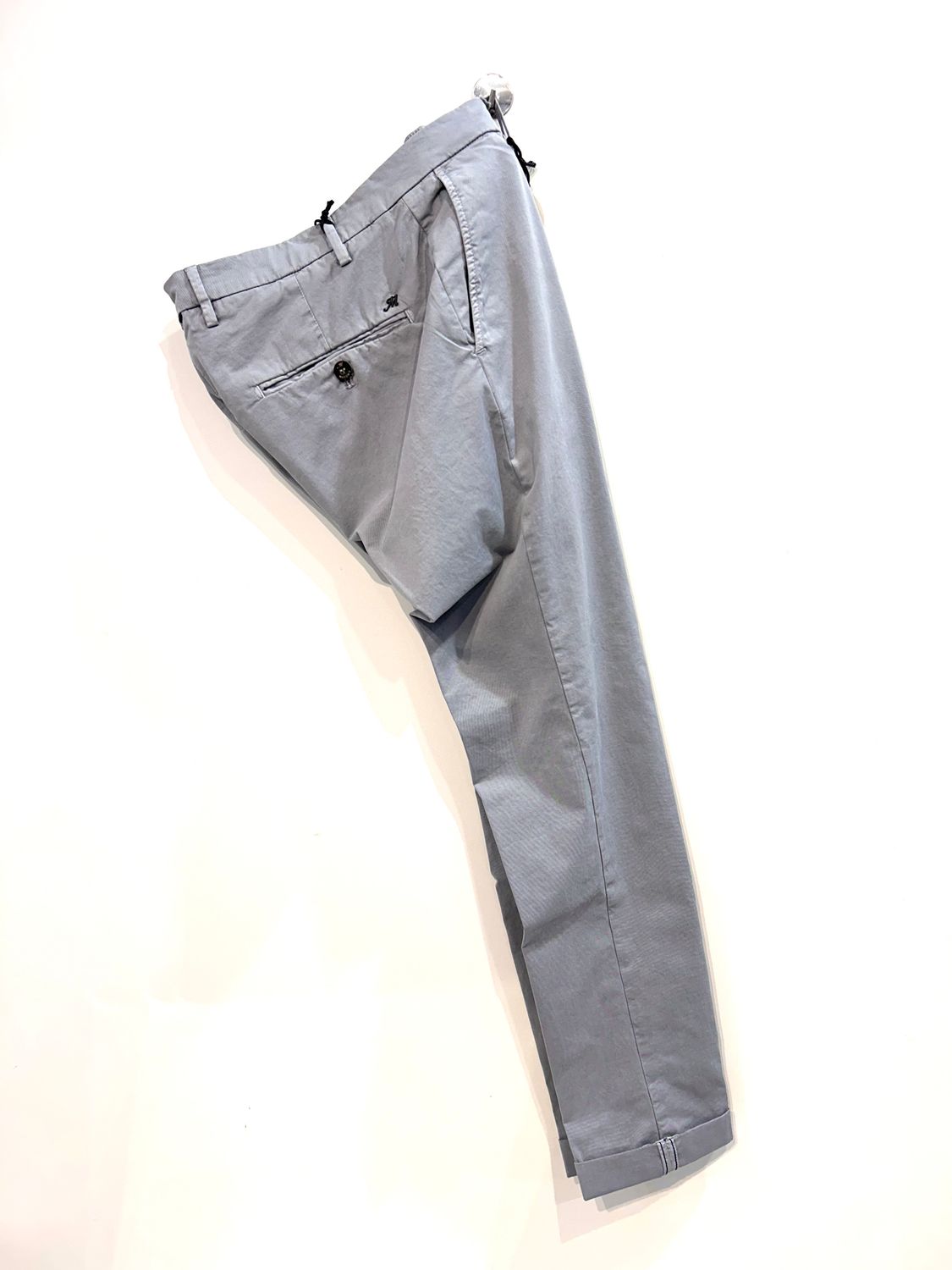 Pantalone gabardina di cotone lavata elasticizzata. Col. Calce