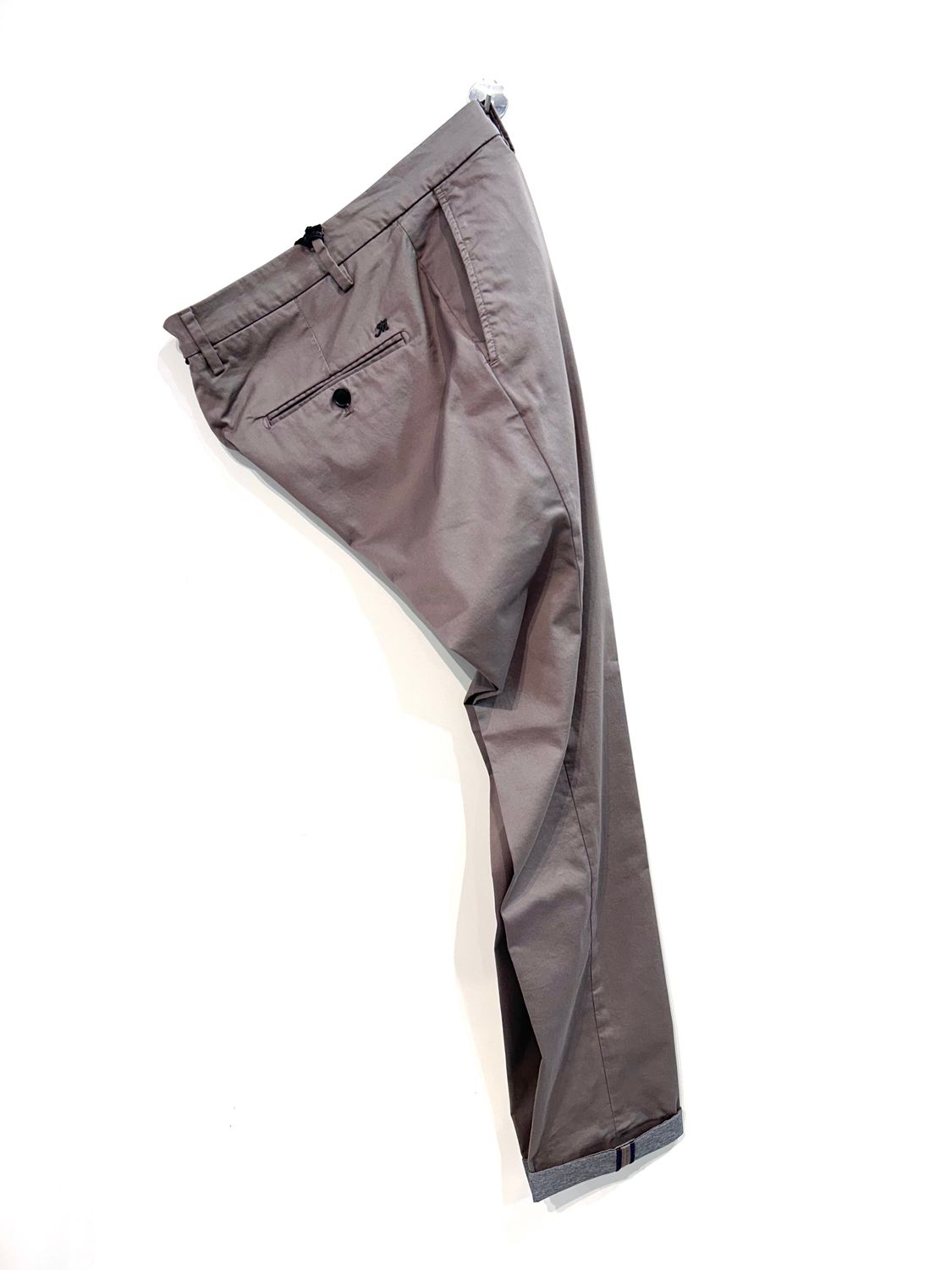 Pantalone in raso di cotone leggero travel. Col. Tortora Scuro