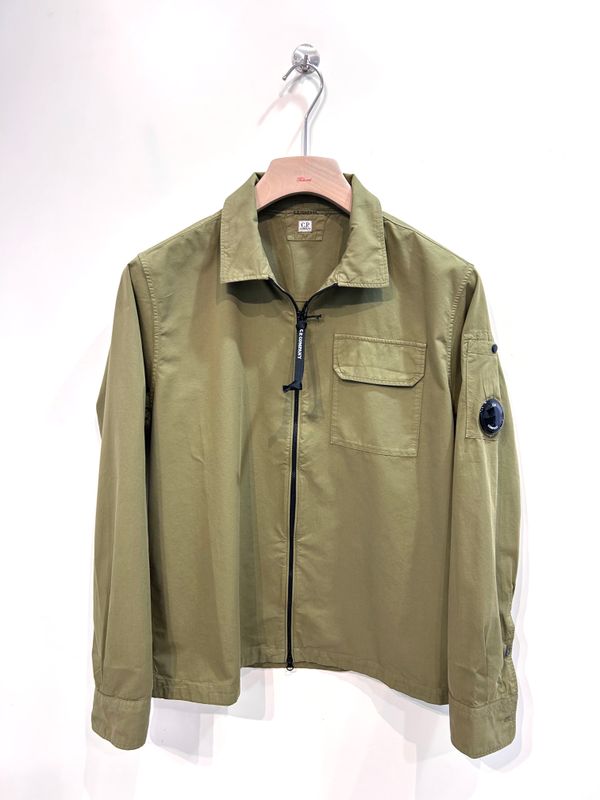 Overshirt in gabardina di cotone leggero full zip. Col. Verde Oliva