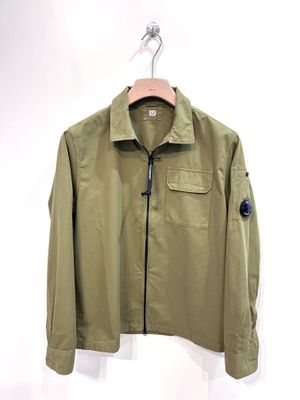 Overshirt in gabardina di cotone leggero full zip. Col. Verde Oliva