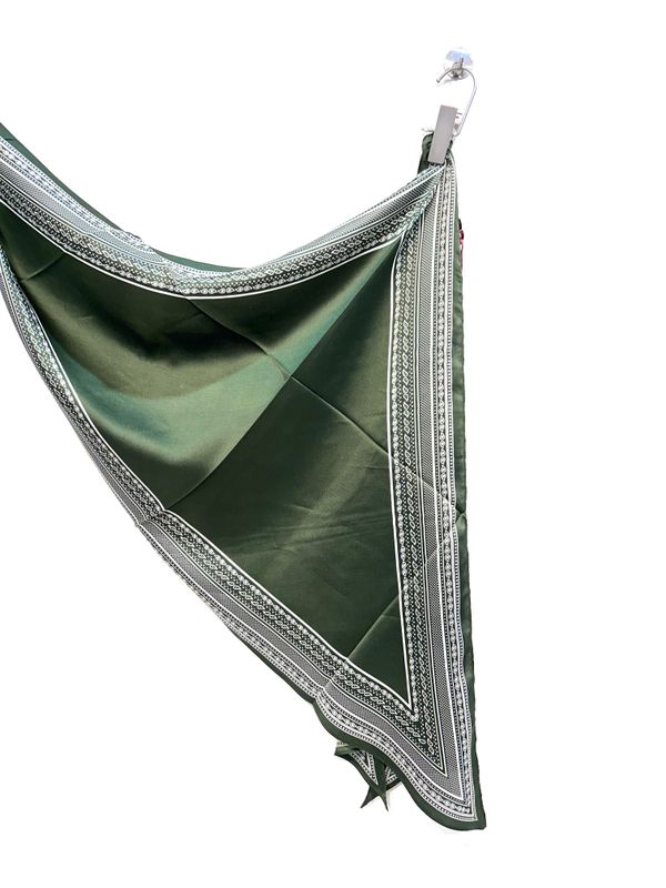 Foulard triangolare in pura seta fantasia. Col. Verde militare