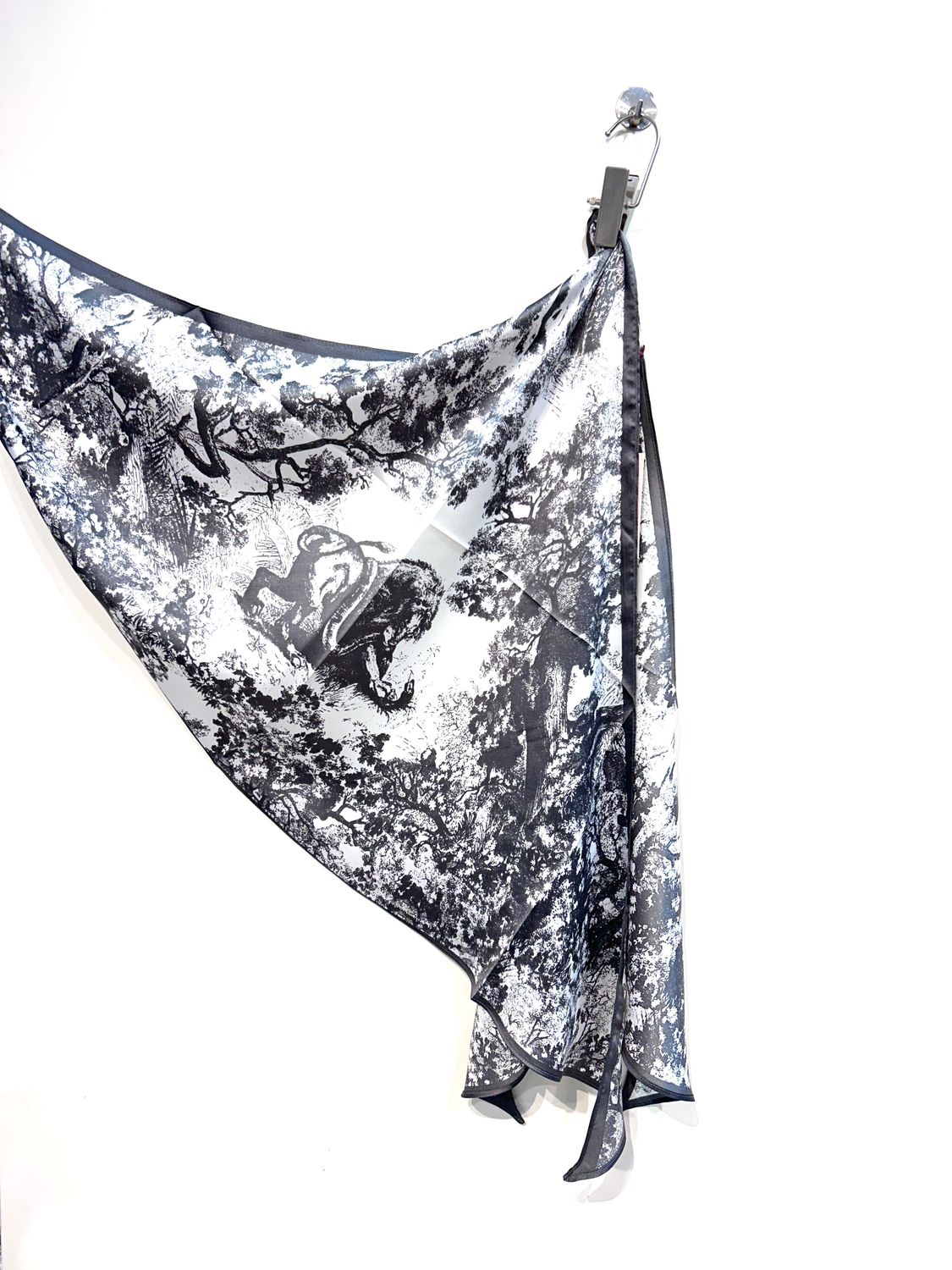 Foulard triangolare in pura seta fantasia jungle. Col. Grigio