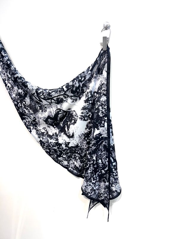 Foulard triangolare in pura seta fantasia jungle. Col. Nero