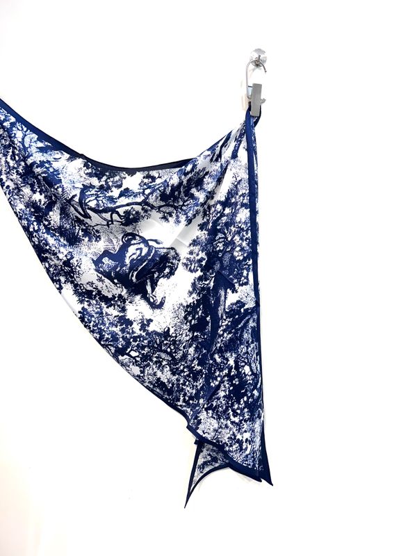 Foulard triangolare in pura seta fantasia jungle. Col. Bleu