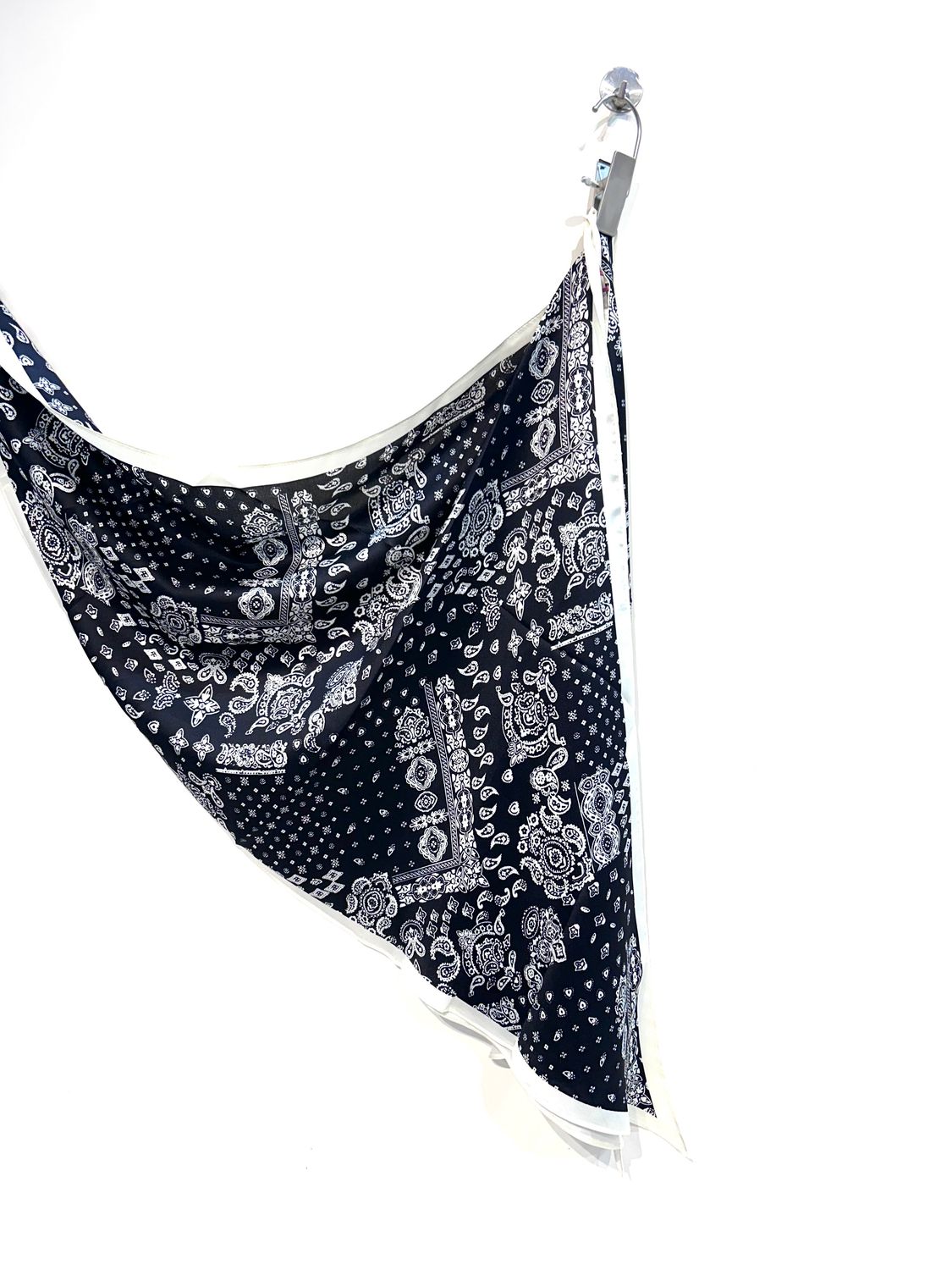 Foulard triangolare in pura seta fantasia bandana. Col. Nero