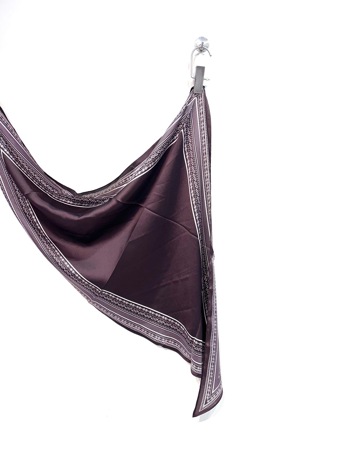 Foulard triangolare in pura seta fantasia. Col. Testa di moro