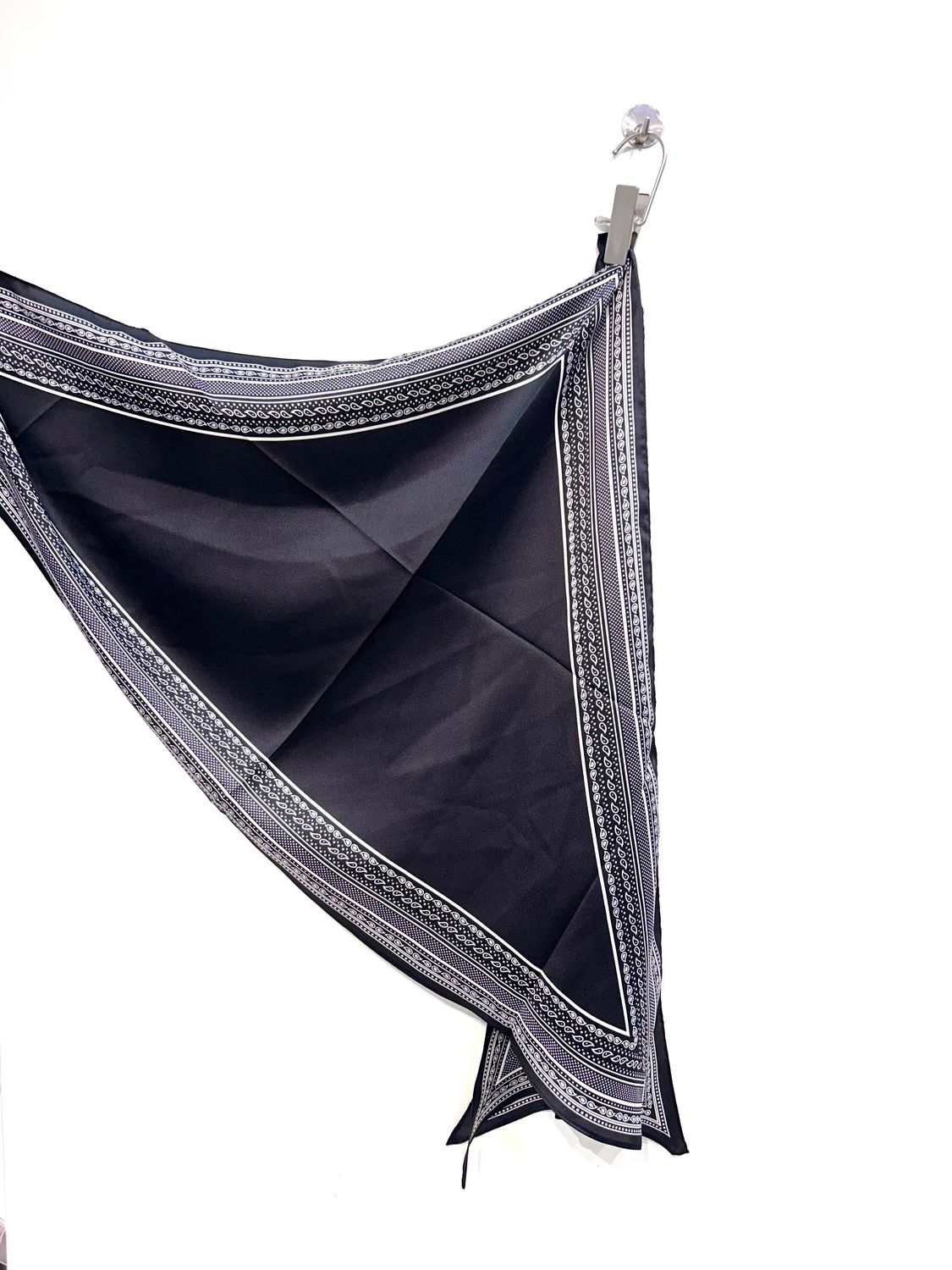 Foulard triangolare in pura seta fantasia. Col. Nero