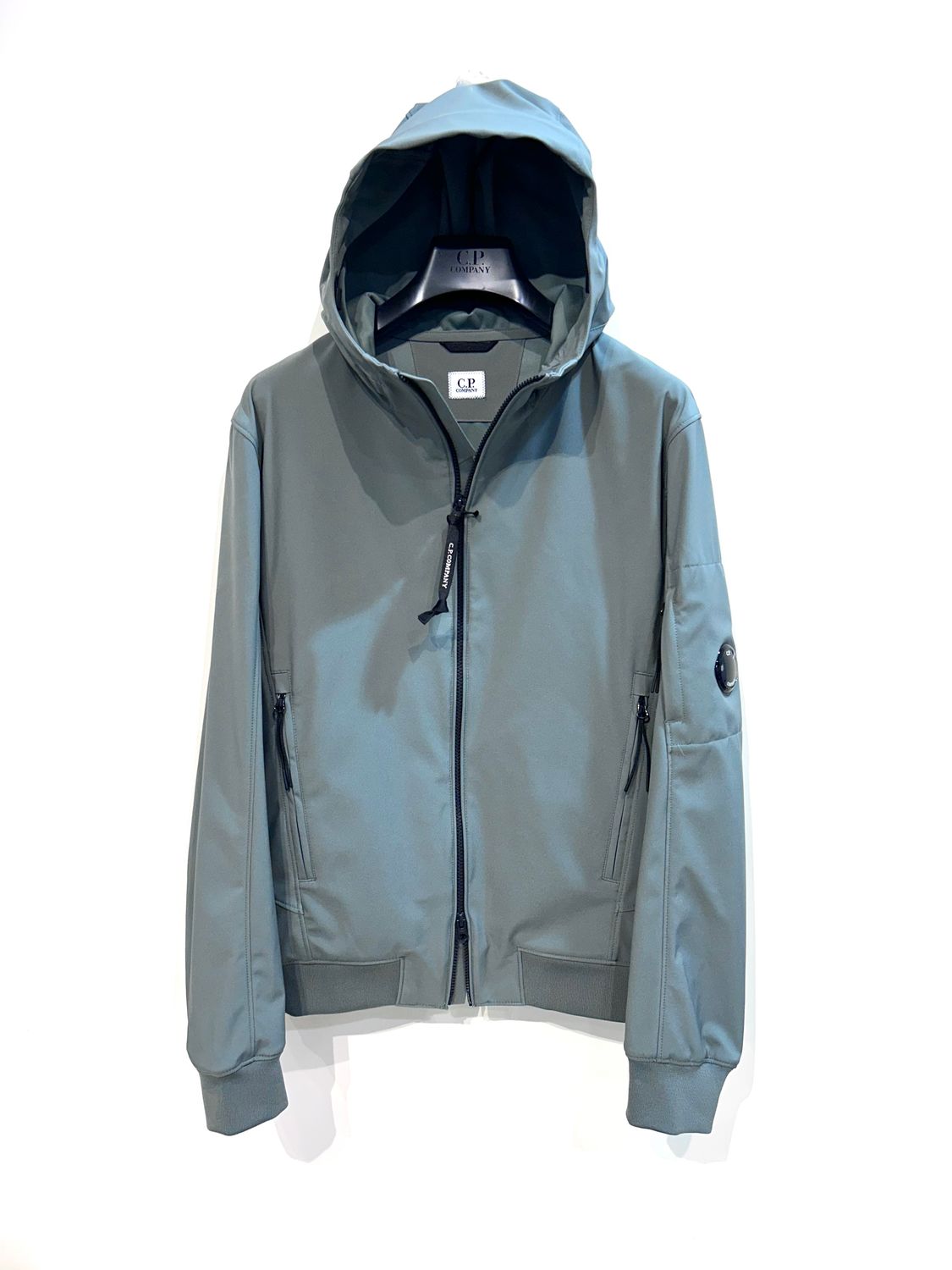 Giubbino con cappuccio CP Shell light. Col. Silver blue