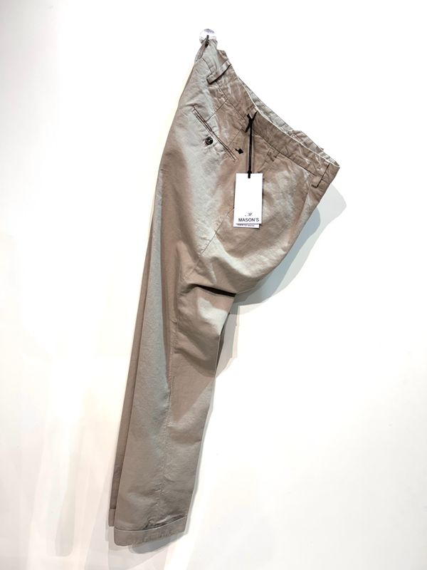 Pantalone in cotone e canapa, con pence . Col. Sabbia