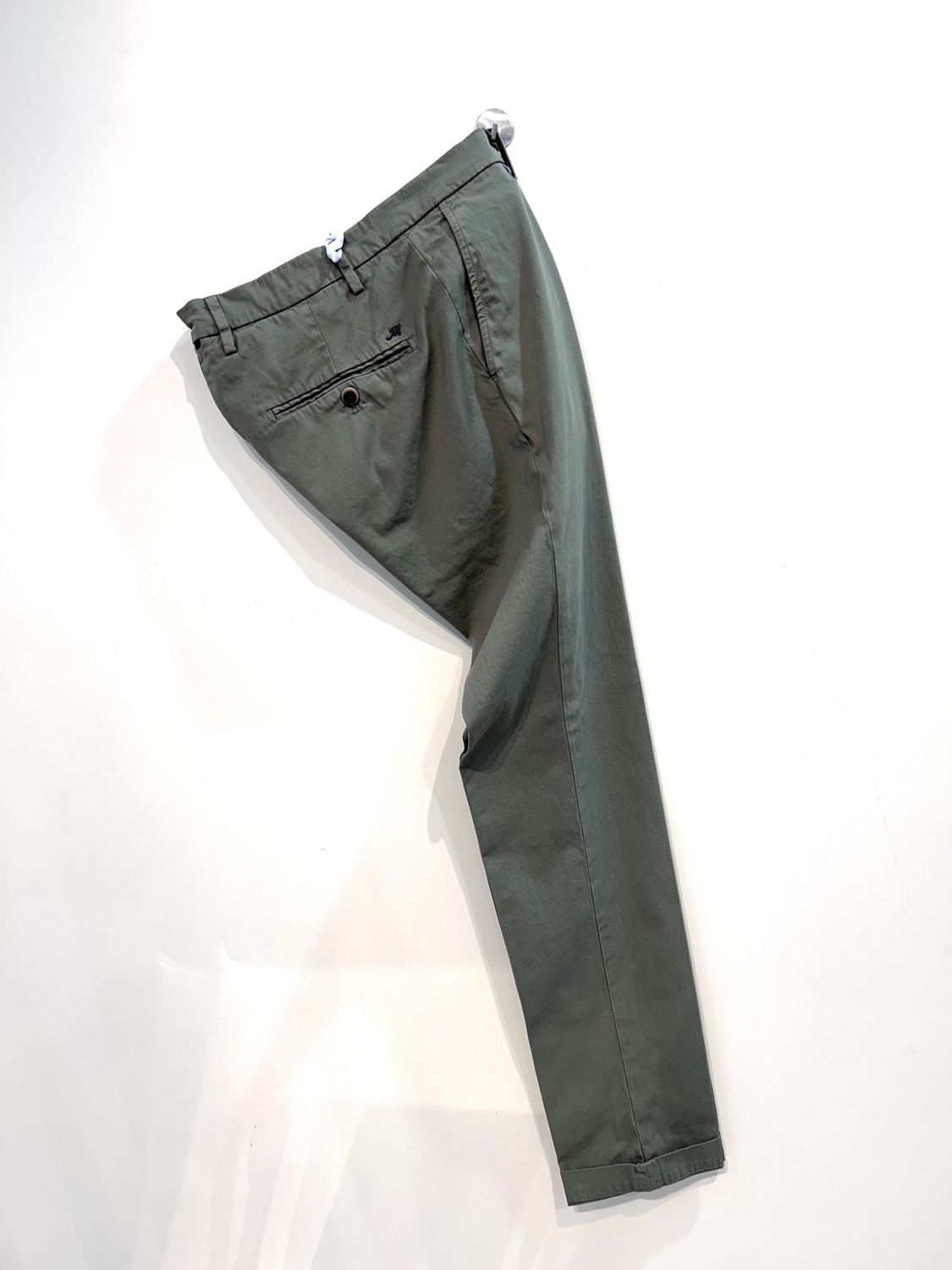 Pantalone in cotone elasticizzato broken twill. Col. Salvia