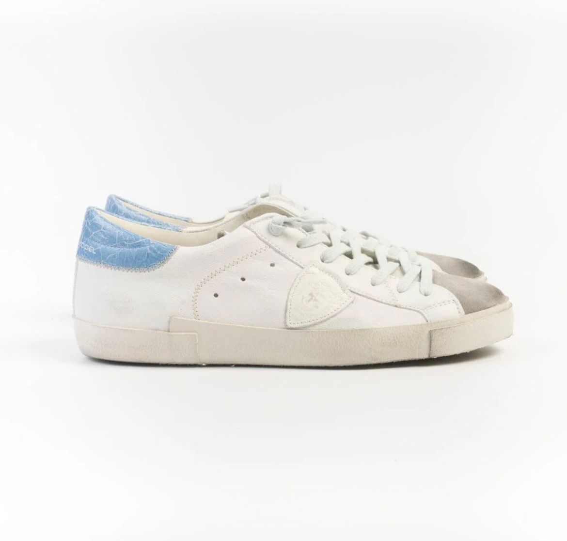 Sneaker iconica in pelle e suede. Col. Bianco / Azzurro / Grigio