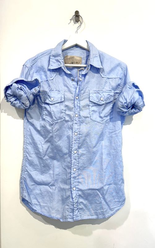 Camicia in oxford di cotone leggero con automatici. Col. Azzurro