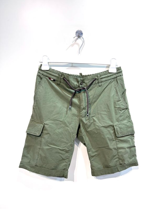 Bermuda cargo gabardina light strech, elastico e coulisse, relaxed fit. Col. Verde Salvia