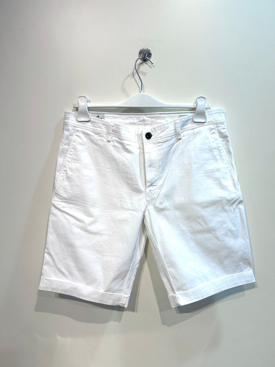Bermuda chinos di cotone strech lavato, slim fit. Col. Bianco