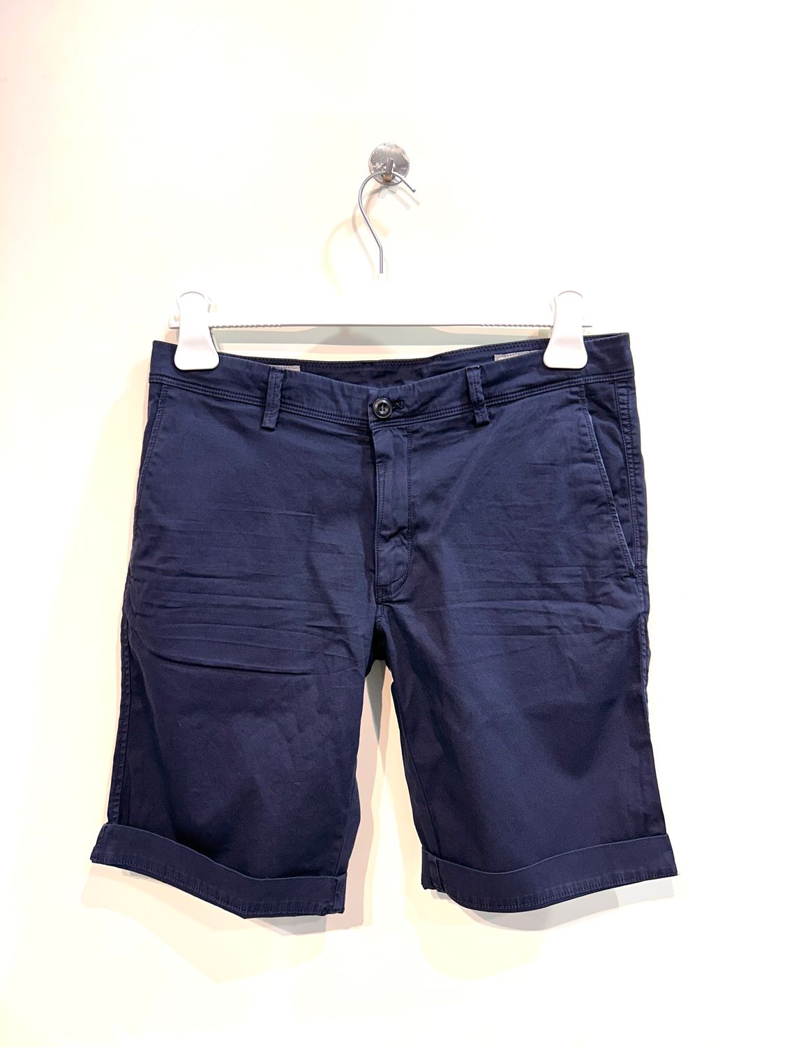 Bermuda chinos di cotone strech lavato, slim fit. Col. Blu navy