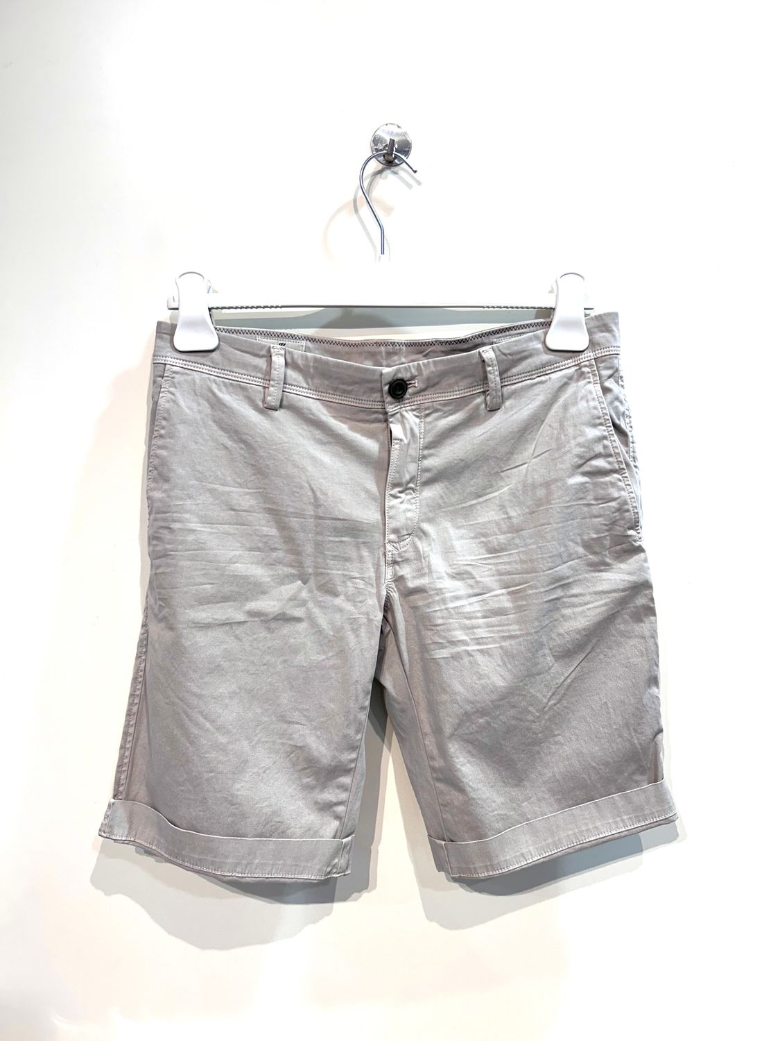 Bermuda chinos di cotone strech lavato, slim fit. Col. Naturale