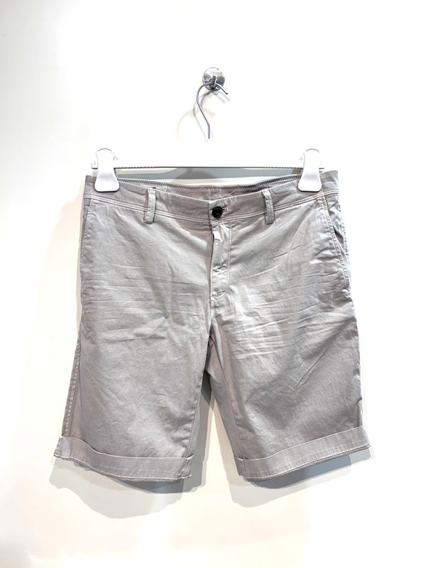 Bermuda chinos di cotone strech lavato, slim fit. Col. Naturale