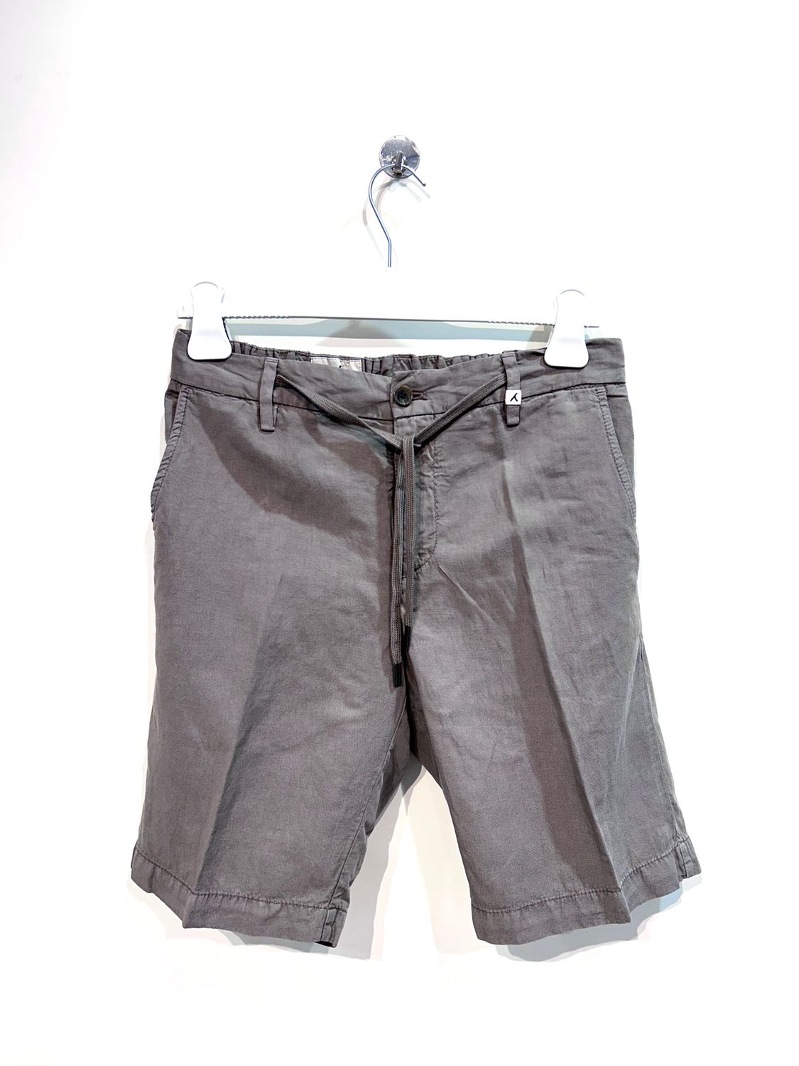 Bermuda fluido in lyocel lino e cotone con elastico e coulisse . Col. Tortora