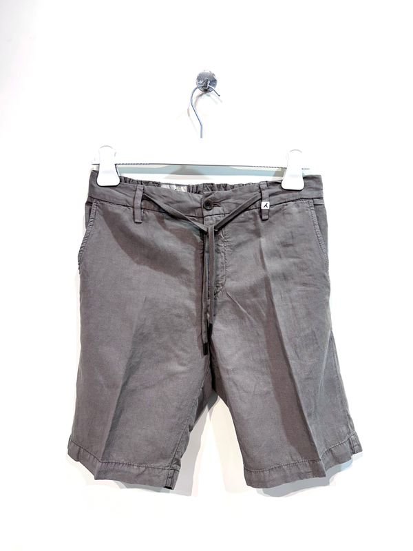 Bermuda fluido in lyocel lino e cotone con elastico e coulisse . Col. Tortora