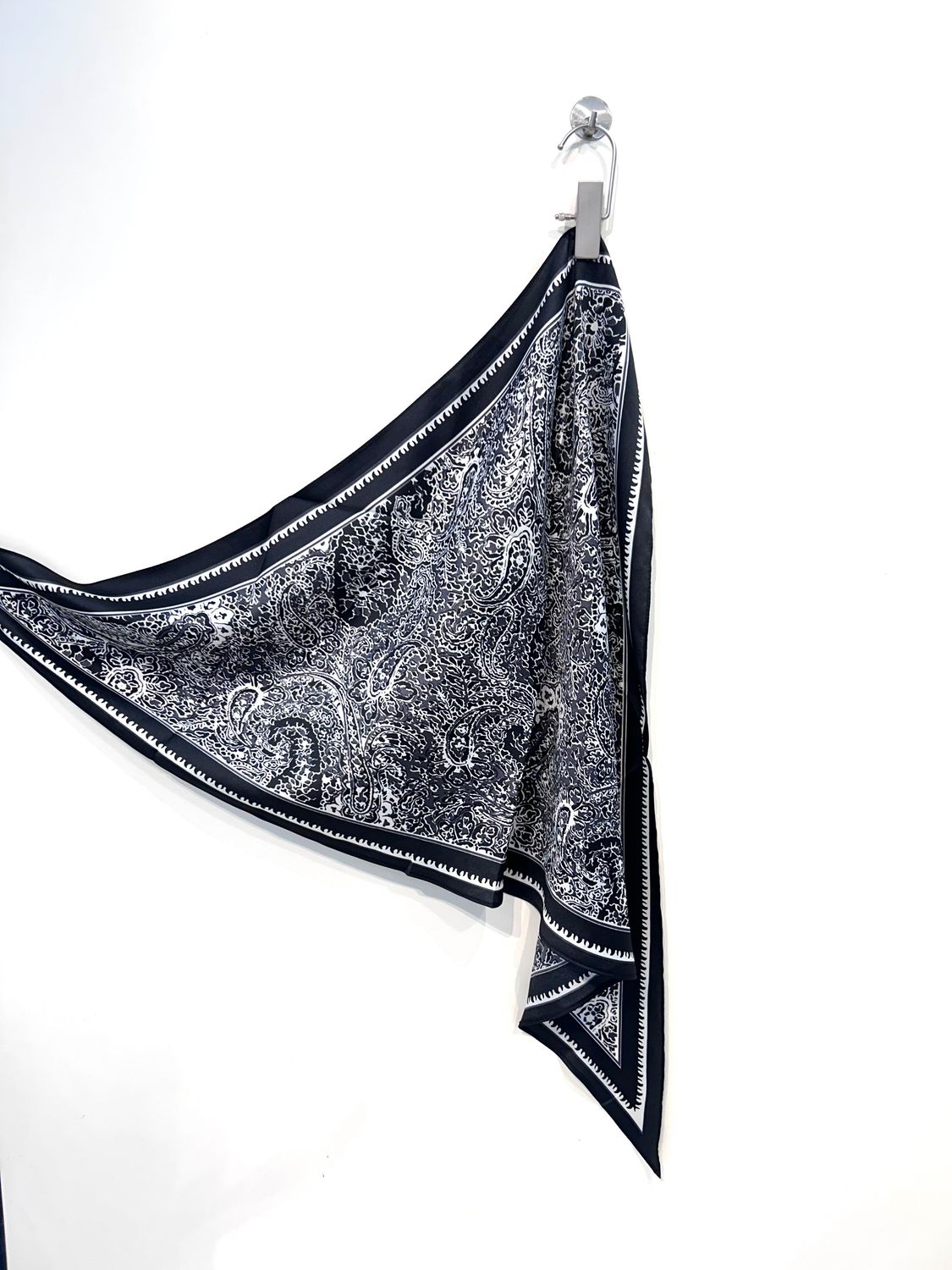 Foulard triangolare in pura seta fantasia paisley boteh. Col. Nero / Panna / Antracite