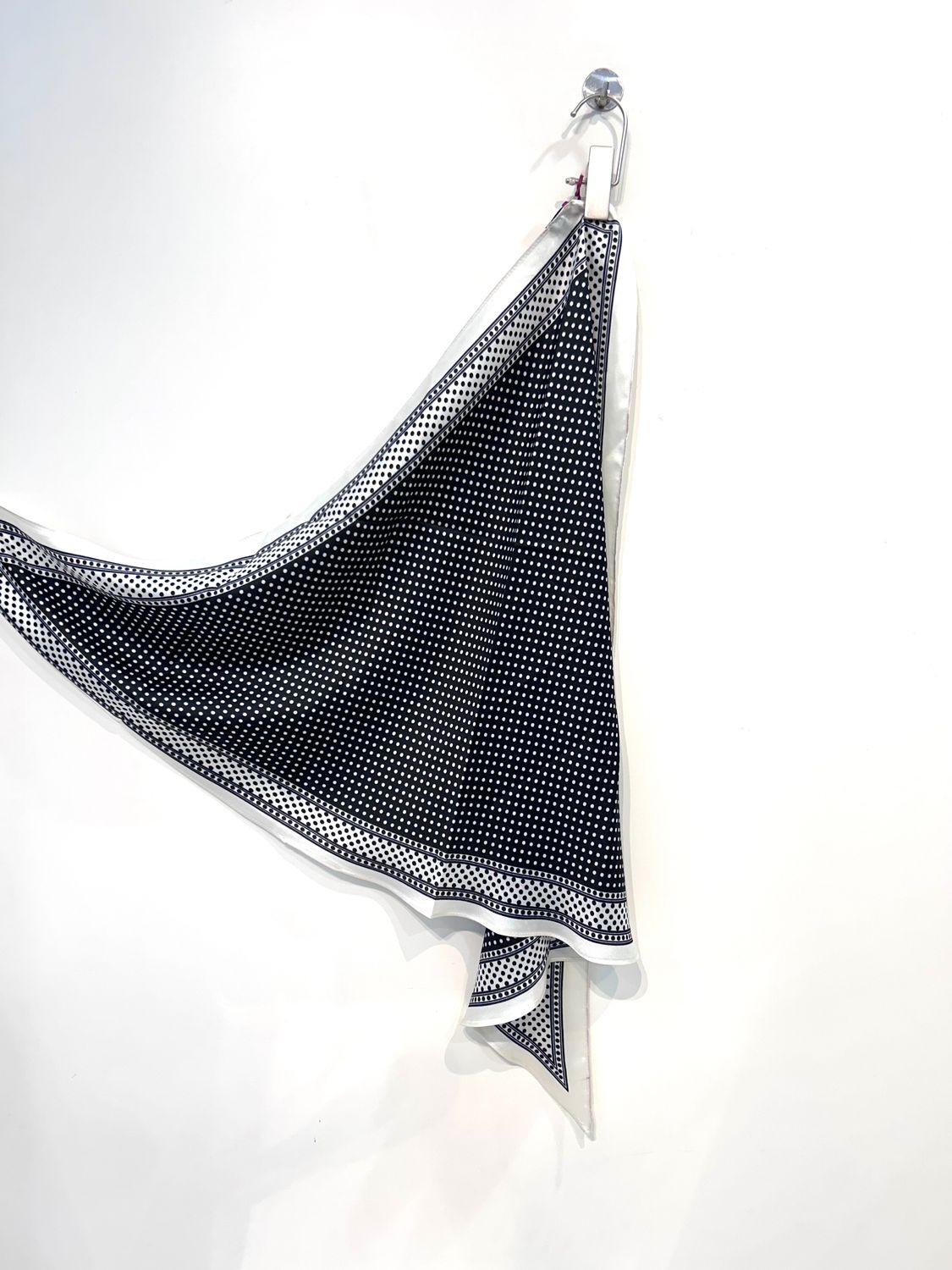 Foulard triangolare in pura seta a pois. Col. Nero / Panna