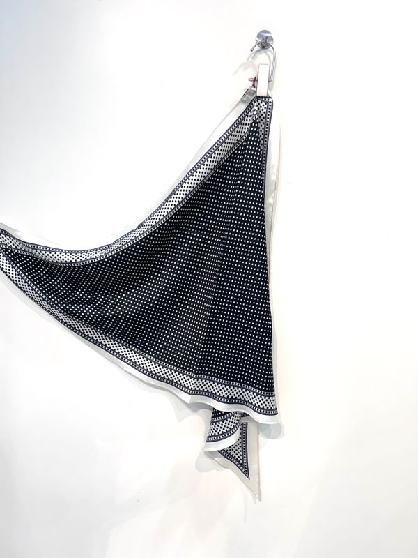 Foulard triangolare in pura seta a pois. Col. Nero / Panna