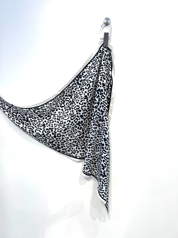 Foulard triangolare in pura seta fantasia maculata. Col.  Panna / Nero