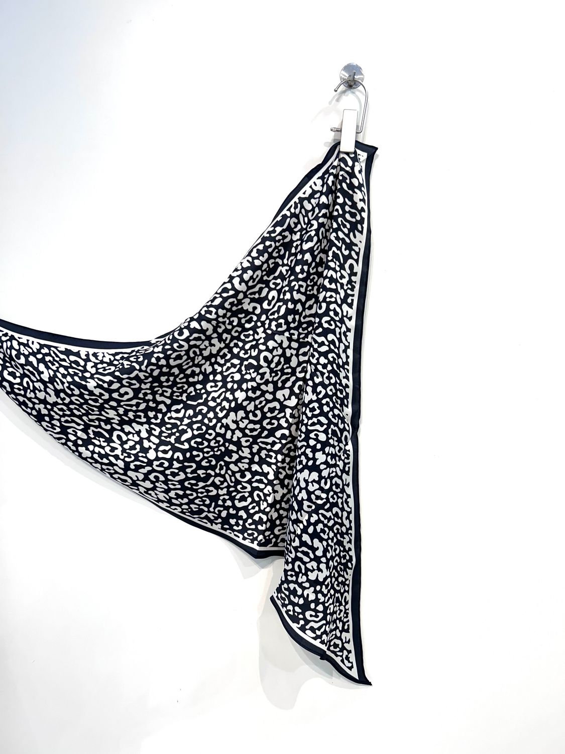 Foulard triangolare in pura seta fantasia maculata. Col. Nero / Panna