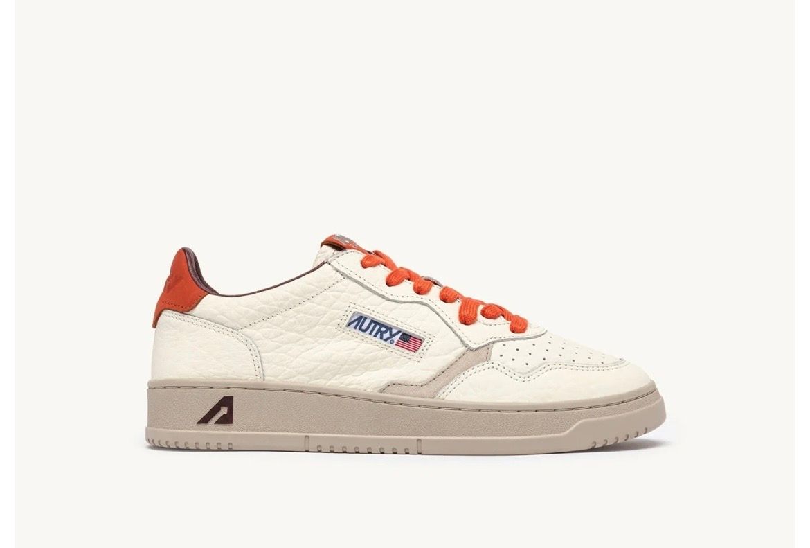 Sneaker AUTRY ispirata ai modelli vintage anni 80 pelle effetto " elefante." Col. Panna / Arancio NEW COLLECTION