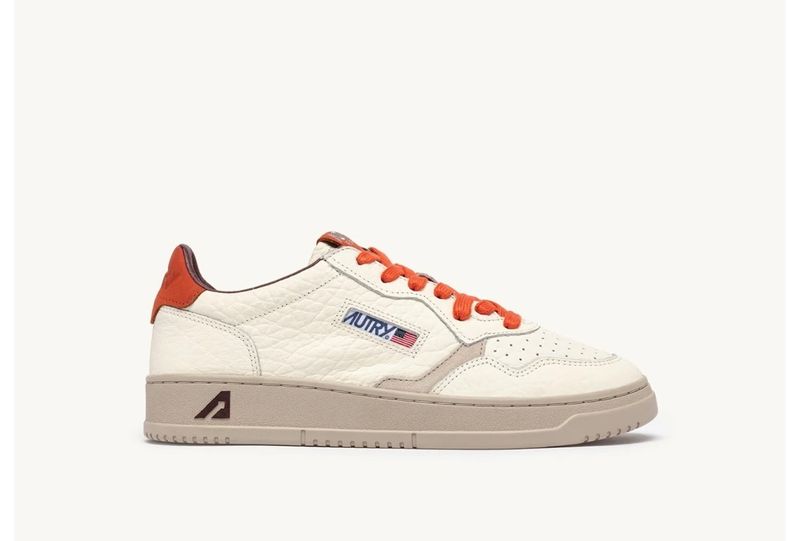 Sneaker AUTRY ispirata ai modelli vintage anni 80 pelle effetto " elefante." Col. Panna / Arancio NEW COLLECTION
