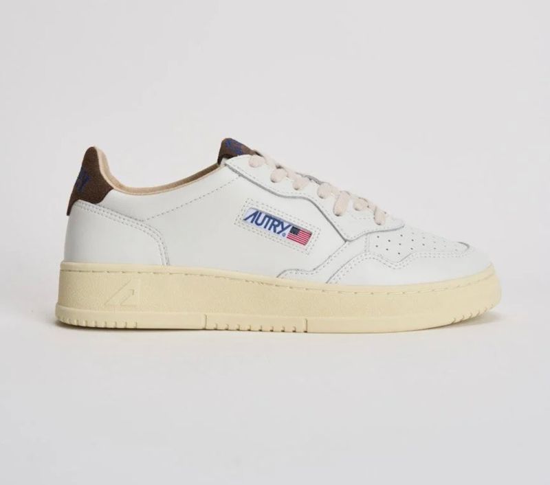 AUTRY Sneaker in pelle, talloncino logato e ricamato. Col. Bianco / Testa Moro  NEW AUTUNNO INVERNO 26/27