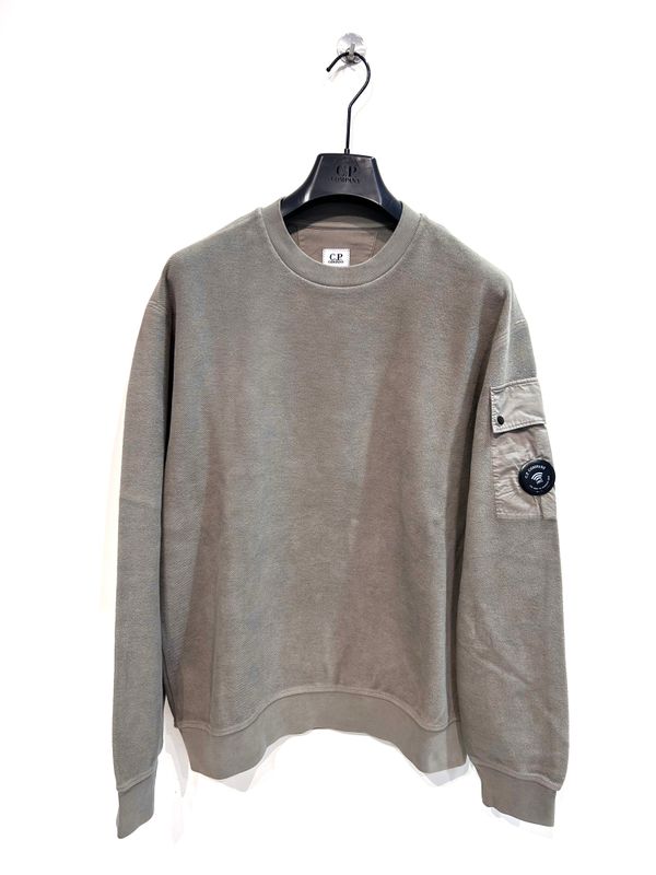 ​CP COMPANY Felpa girocollo in fleece di cotone smerigliato rovesciata. Col. Pietra