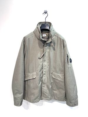 CP COMPANY Giacca in twill di cotone e nylon, piumino d’oca interno staccabile. Col. Pietra
