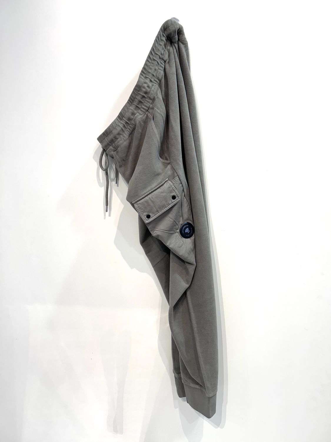 CP COMPANY Pantafelpa in fleece di cotone smerigliato rovesciata. Col. Pietra