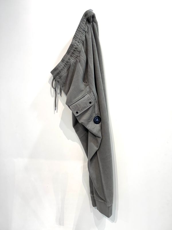 CP COMPANY Pantafelpa in fleece di cotone smerigliato rovesciata. Col. Pietra