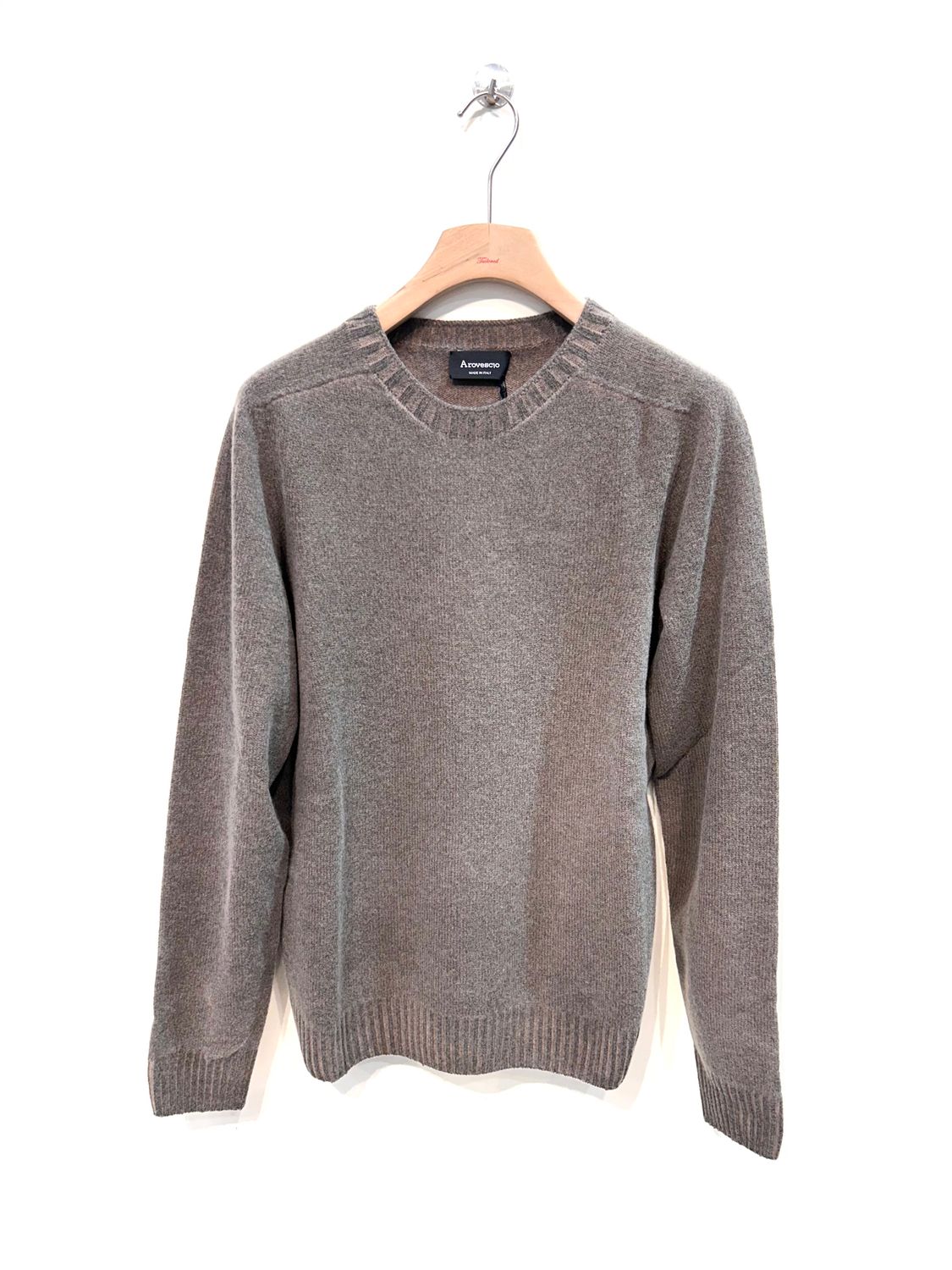 AROVESCIO Maglia girocollo in lana e cashmere tintura a freddo. Col. Gianduia