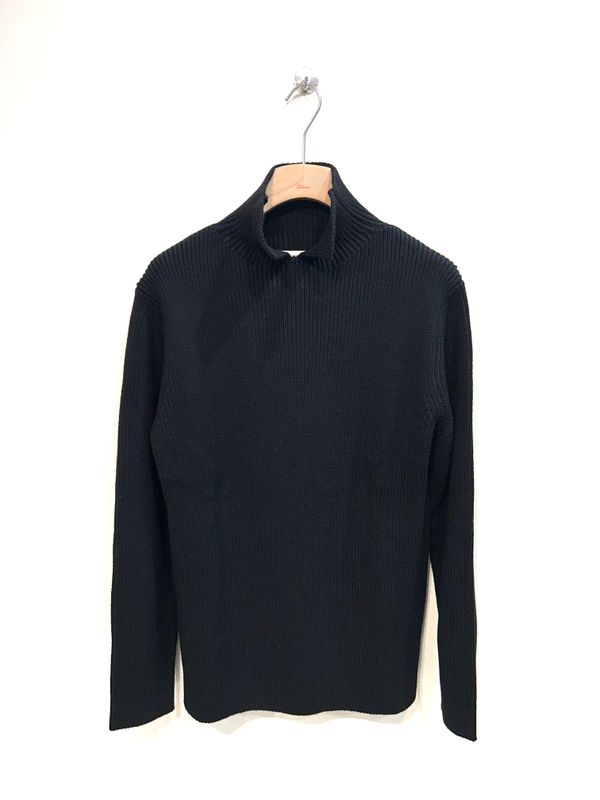 KANGRA Maglia collo camino con spacco, pura lana. Col. Nero