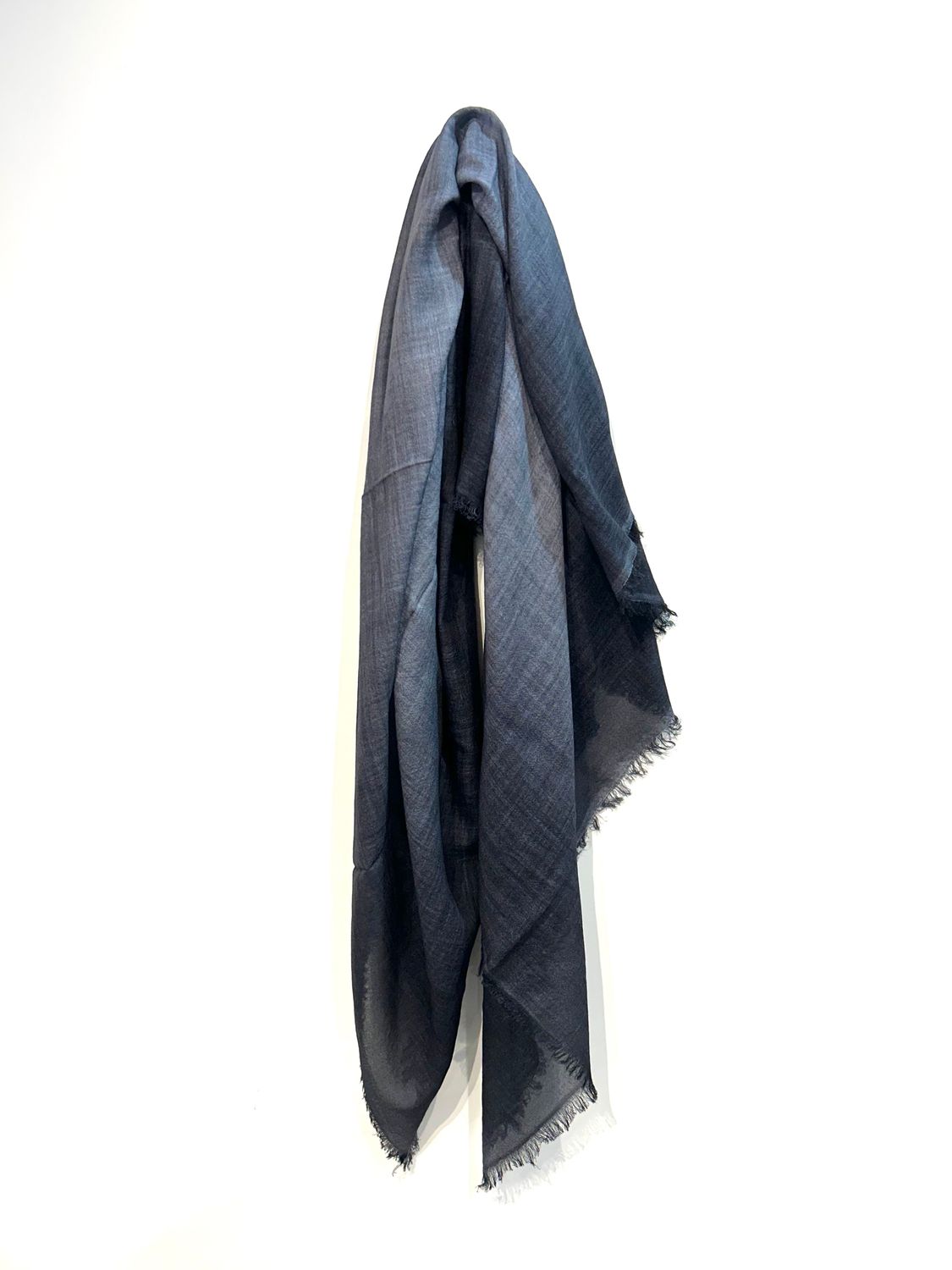 RICCARDO FORCONI Sciarpa in garza ultra light in puro cashmere, trattamento vintage artigianale. Col.  Nero Grigio