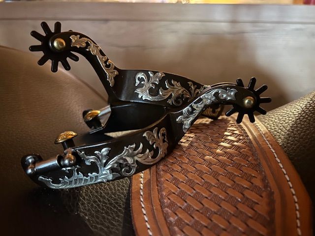 Eperons antique floral