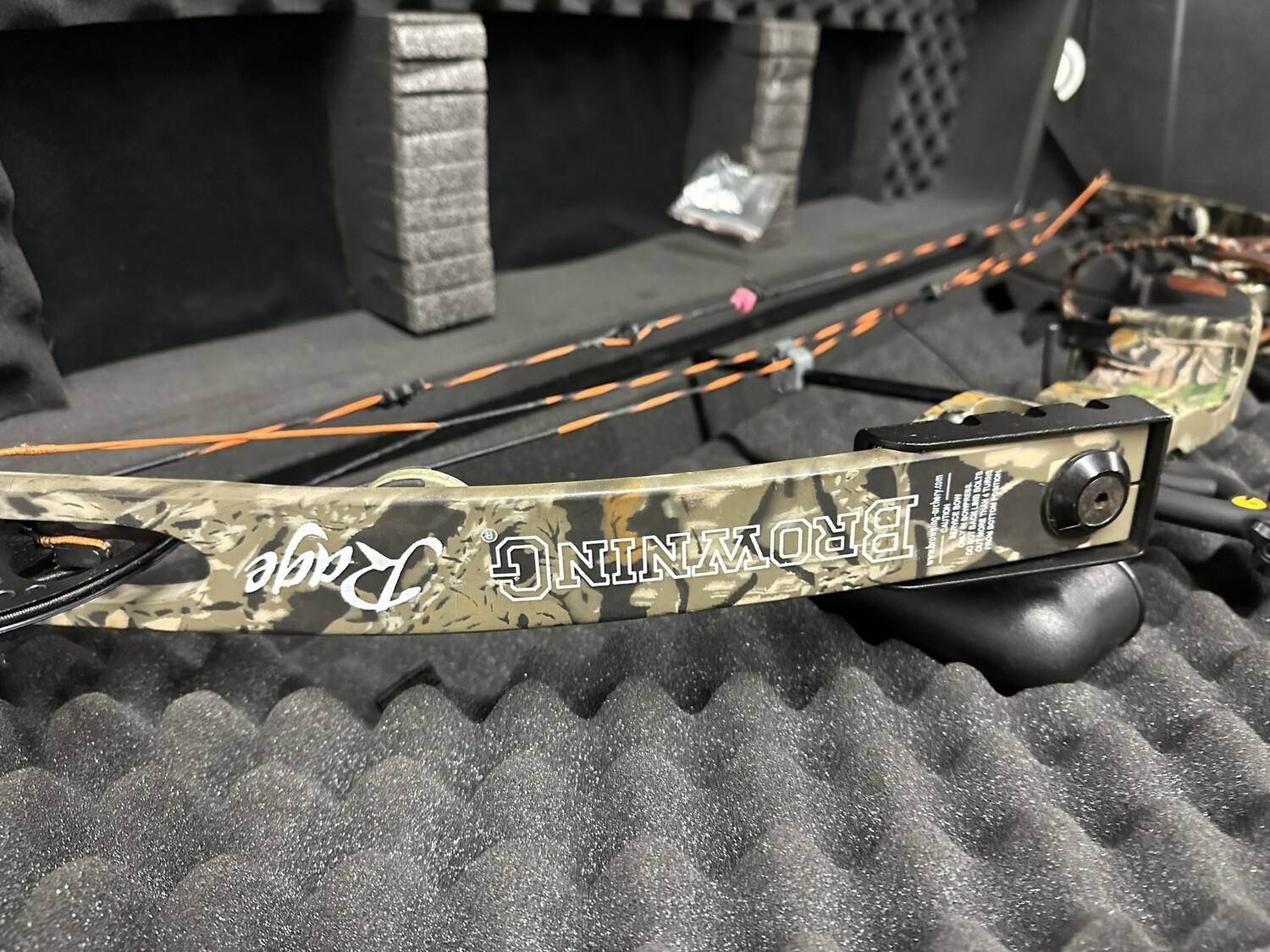202 Browning Rage compound bow Camo in locking Vanguard case
