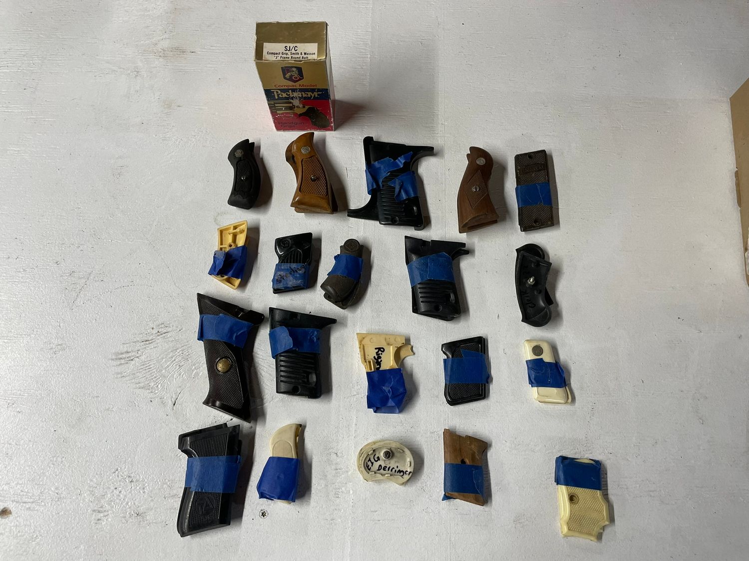 467 19 ASSORTED PISTOL GRIPS