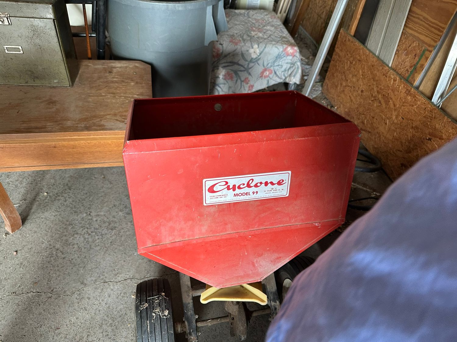 CYCLONE MODEL 99 SPREADER