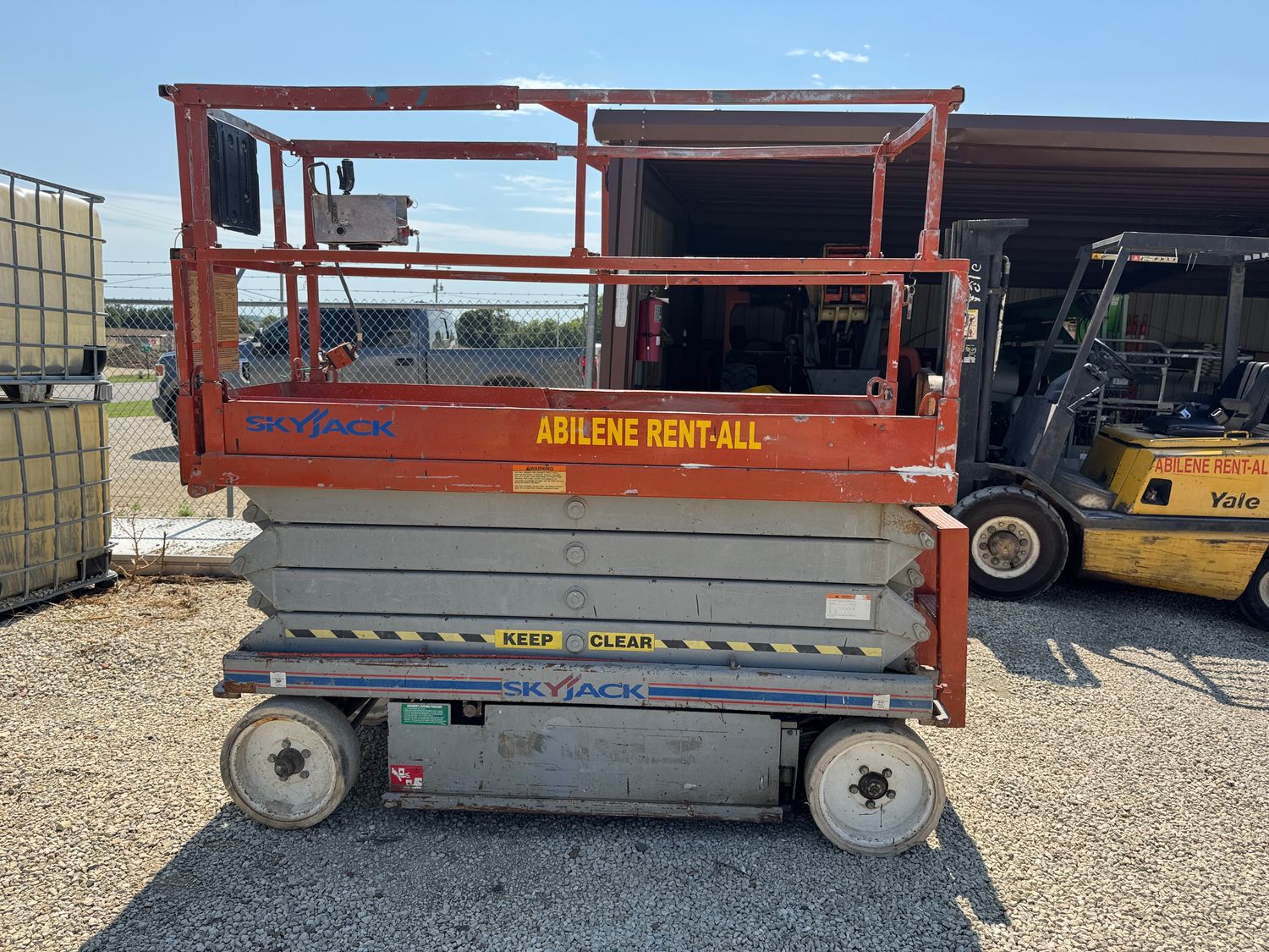 5 SKYJACK SCISSOR LIFT