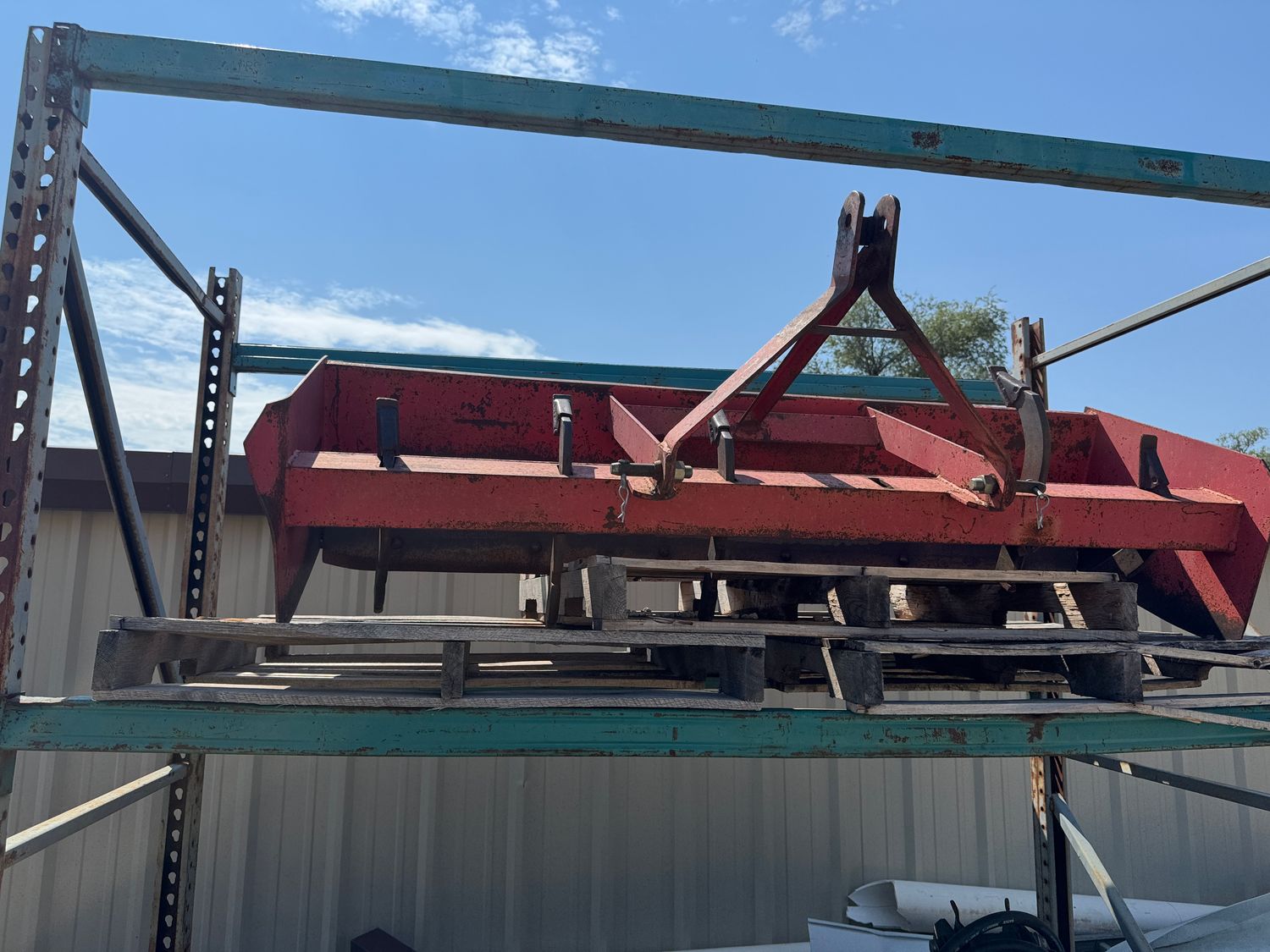 24 HUSKEE 3 POINT BOX BLADE WITH RIPPER TEETH
