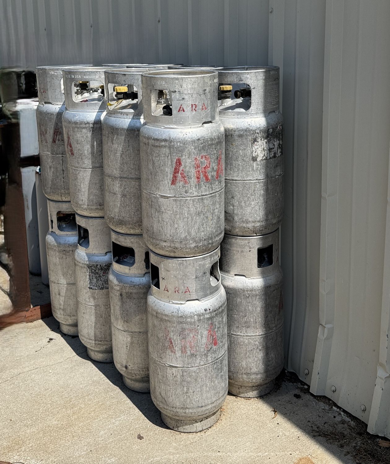 34 MULTIPLE PROPANE TANKS FOR FORKLIFTS