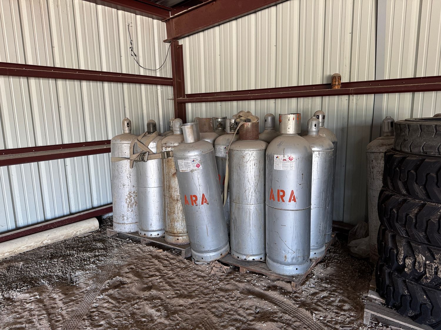 35 MULTIPLE 100 LB PROPANE TANKS