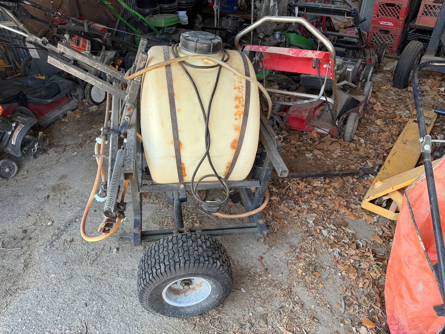 PLASTIC TANK SPRAYER ON WHEELS